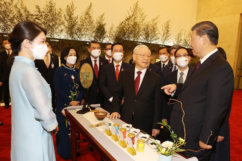 Tổng Bí thư Nguyễn Phú Trọng và Tổng Bí thư, Chủ tịch Trung Quốc Tập Cận Bình nghe giới thiệu trà đạo. (Ảnh: Trí Dũng/TTXVN)