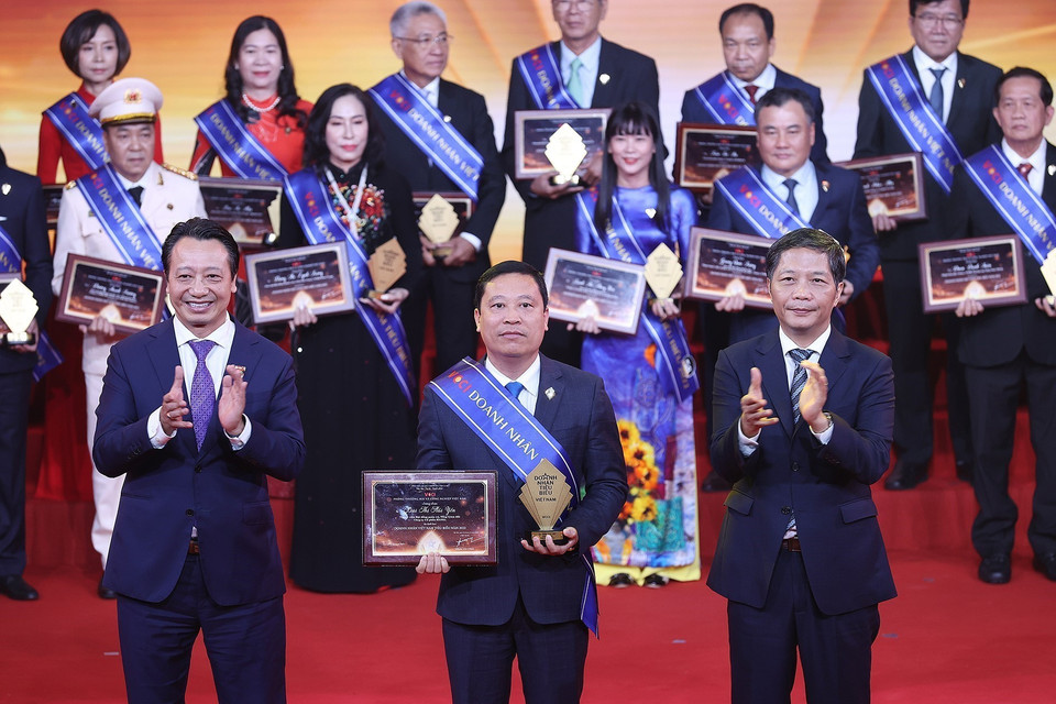 Trưởng Ban Kinh tế Trung ương Trần Tuấn Anh trao tặng danh hiệu tôn vinh các Doanh nhân Việt Nam tiêu biểu. (Ảnh: Dương Giang/TTXVN)