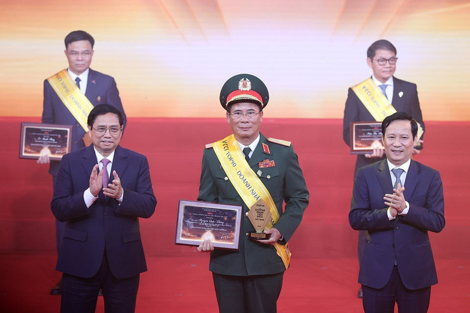 Thủ tướng Phạm Minh Chính trao tặng danh hiệu tôn vinh các doanh nhân được vinh danh Top 10 Doanh nhân Việt Nam tiêu biểu nhất. (Ảnh: Dương Giang/TTXVN)