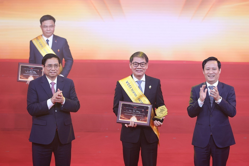 Thủ tướng Phạm Minh Chính trao tặng danh hiệu tôn vinh các doanh nhân được vinh danh Top 10 Doanh nhân Việt Nam tiêu biểu nhất. (Ảnh: Dương Giang/TTXVN)