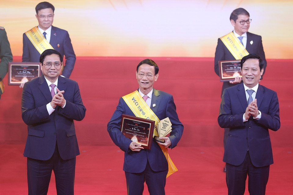 Thủ tướng Phạm Minh Chính trao tặng danh hiệu tôn vinh các doanh nhân được vinh danh Top 10 Doanh nhân Việt Nam tiêu biểu nhất. (Ảnh: Dương Giang/TTXVN)