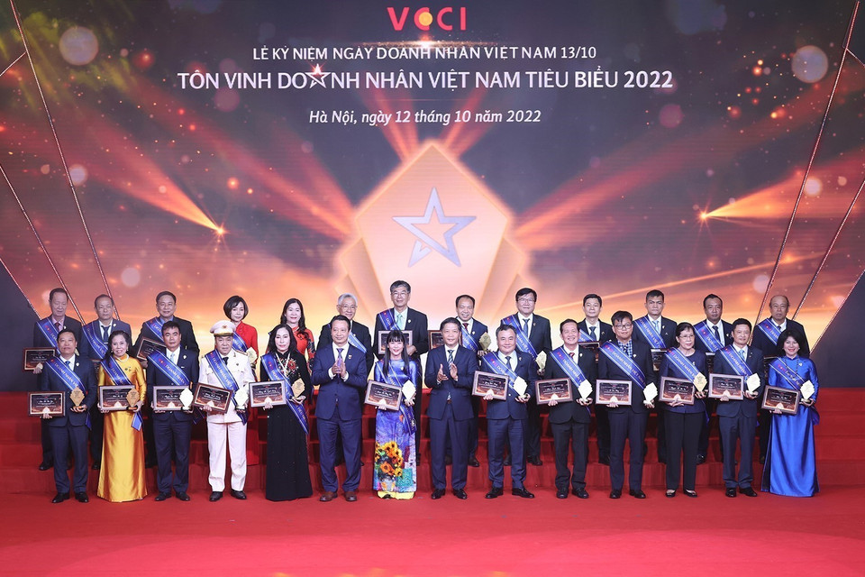 Trưởng Ban Kinh tế Trung ương Trần Tuấn Anh trao tặng danh hiệu tôn vinh các Doanh nhân Việt Nam tiêu biểu. (Ảnh: Dương Giang/TTXVN)