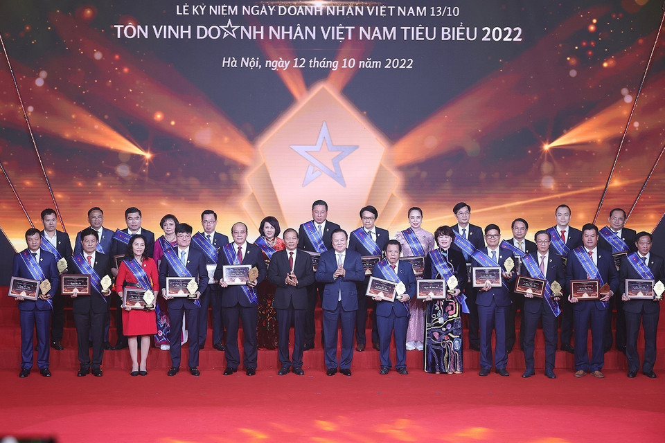 Chủ tịch Ủy ban Quản lý vốn Nhà nước tại Doanh nghiệp Nguyễn Hoàng Anh trao tặng danh hiệu tôn vinh các Doanh nhân Việt Nam tiêu biểu. (Ảnh: Dương Giang/TTXVN)