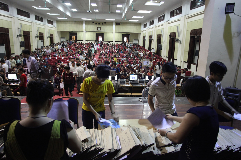 Hội trường đông nghẹt thí sinh đến làm thủ tục. (Ảnh: PV/Vietnam+)