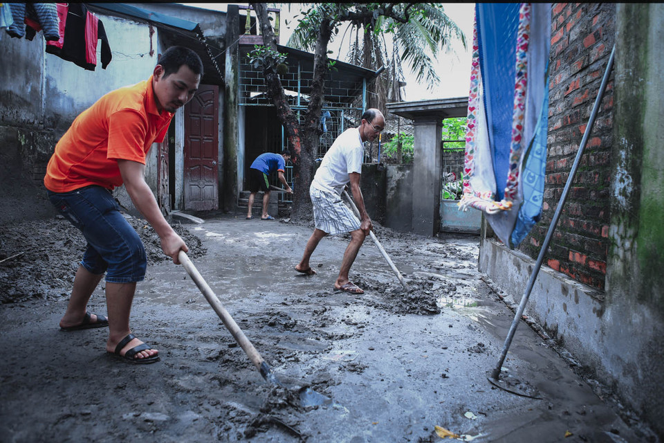 Những con đường bùn ngập hàng mét đã được khơi thông trong 1, 2 ngày. (Ảnh: Minh Sơn/Vietnam+)