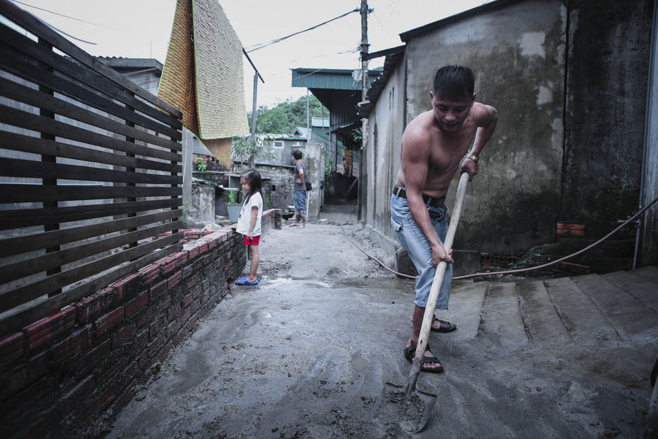 ‘Dọn thì sạch nhưng không biết mấy ngày nữa mưa bùn có trôi tiếp ra không?’, một người dân tại tổ 2 lo lắng. (Ảnh: Minh Sơn/Vietnam+)