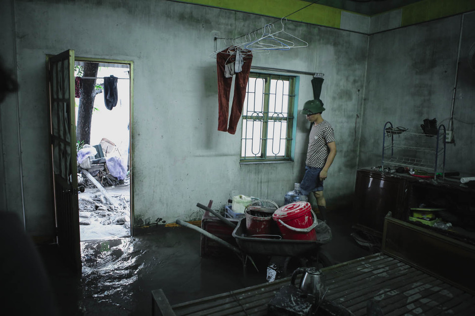 Thu dọn những gì còn sót lại sau thảm họa không thể ngờ. (Ảnh: Minh Sơn/Vietnam+)