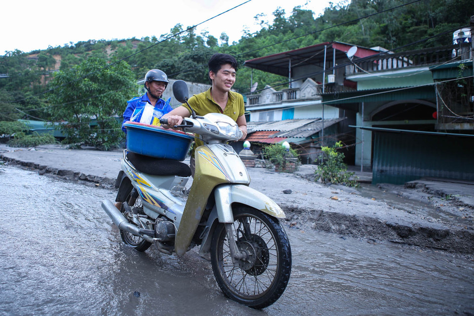 Anh Nguyễn Văn Vụ, một công nhân tại mỏ than Mông Dương vẫn chưa hết sợ hãi sau khi suýt chết trong trận lũ bất ngờ. Anh quyết định tạm thời lánh sang chỗ khác cho đến khi nước rút hoàn toàn. (Ảnh: Minh Sơn/Vietnam+)