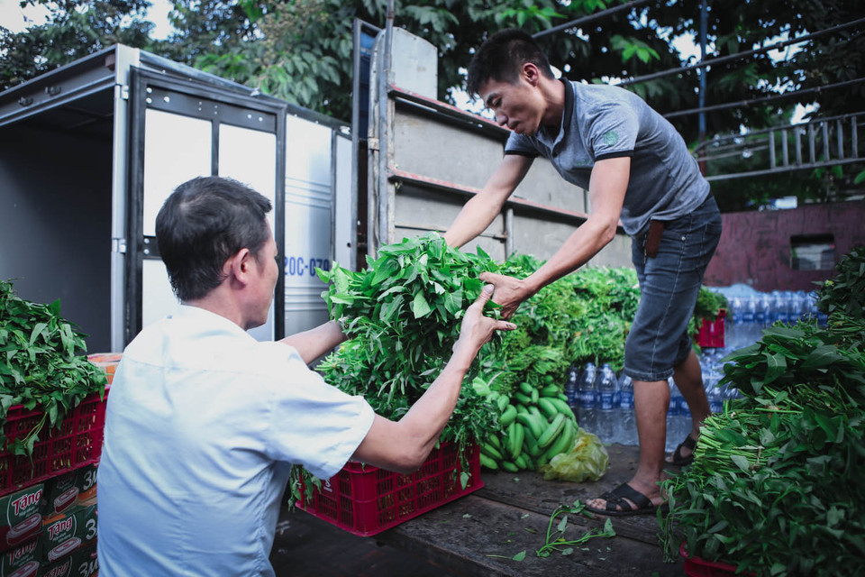 Những ngày này, rất đông các đoàn cứu trợ đến giúp những người dân tại phường Mông Dương để họ có điều kiện ổn định cuộc sống. (Ảnh: Minh Sơn/Vietnam+)