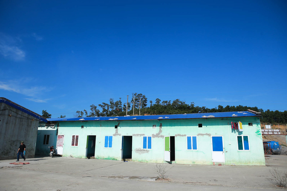 Cận cảnh khu tạm cư của người dân phường Mông Dương. Ông Quyết, chủ khu nhà trọ này cho biết ông cho gần 40 hộ dân nơi đây thuê với giá chỉ 400 ngàn/tháng. ‘Khu này cao ráo, sạch sẽ lại rất an toàn để người dân tạm thời sinh sống’. (Ảnh: Minh Sơn/Vietnam+)