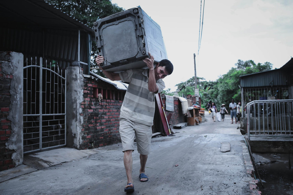 Những chiếc tivi, tủ lạnh được các nhà mang về. Họ ra đi sau lệnh sơ tán khẩn cấp ngày 27/7. (Ảnh: Minh Sơn/Vietnam+)