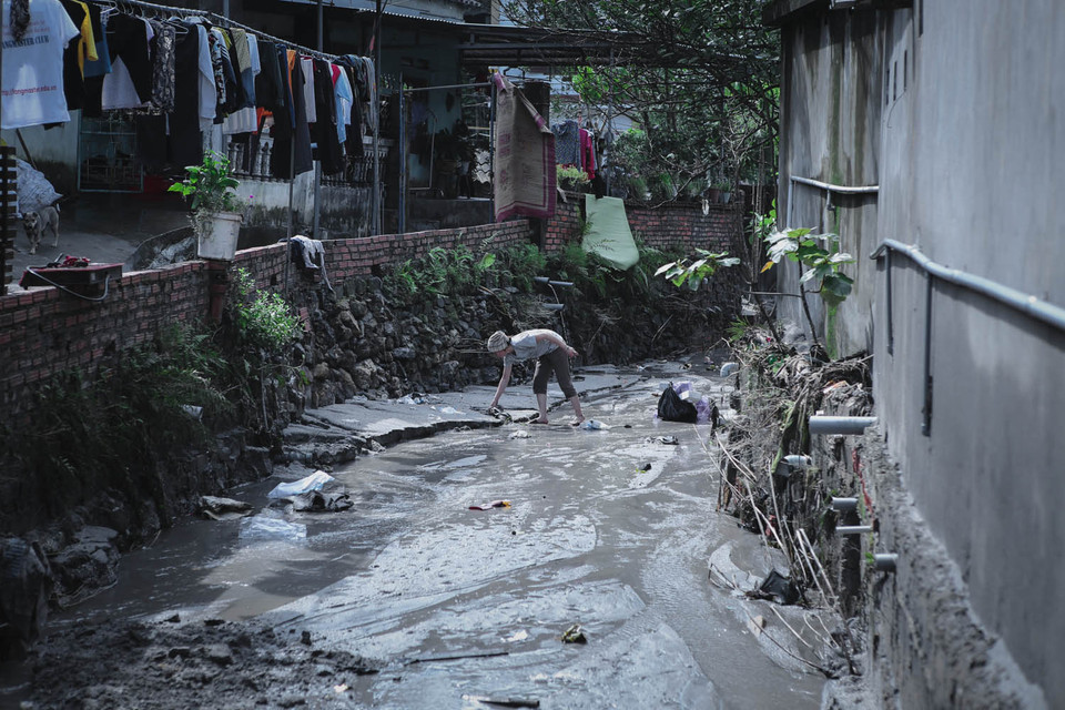 Con mương đã trôi hết nước giờ lại thành đường đi. (Ảnh: Minh Sơn/Vietnam+)