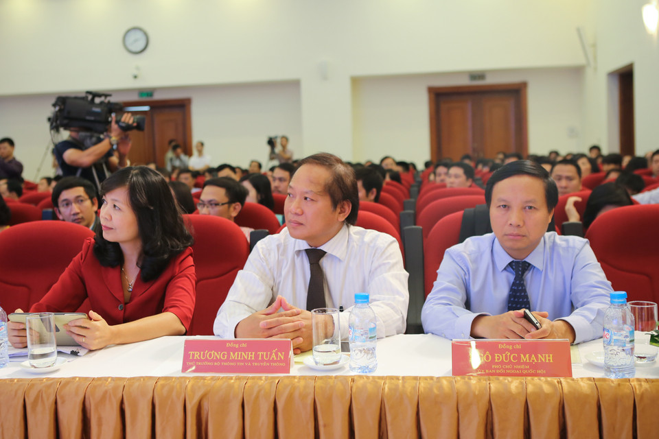 Ông Trương Minh Tuấn – Thứ trưởng Bộ Thông tin và Truyền thông và ông Ngô Đức Mạnh – Phó Chủ nhiệm Ủy ban Đối ngoại Quốc hội đã tới tham dự sự kiện. (Ảnh: Minh Sơn/Vietnam+)
