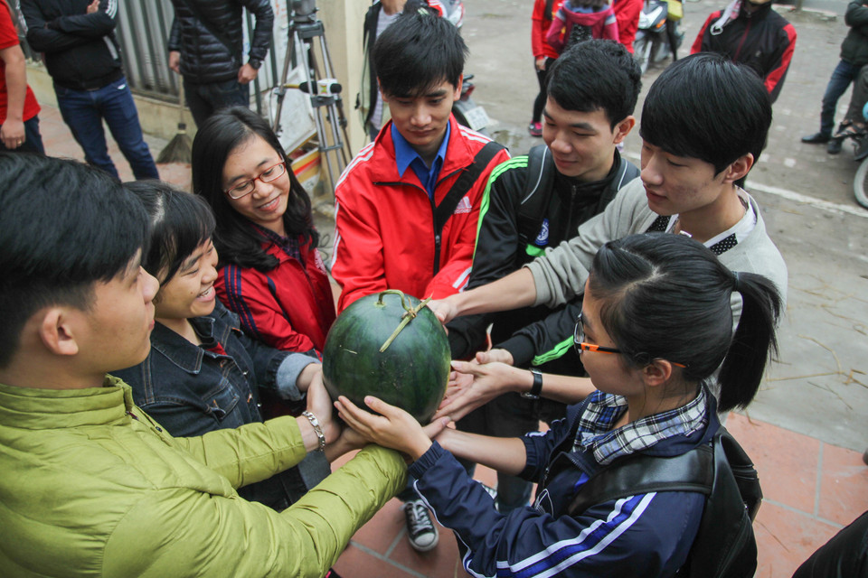 Tại Quảng Nam, thương lái ép giá nông dân giá chỉ có từ 600 tới 800 đồng/kg. Anh Quỳnh, một thành viên của chương trình thiện nguyện cho biết: “Chúng mình thu mua của dân Quảng Nam với giá 3.000 đồng/kg, sau khi tính chi phí vận chuyển ra Hà Nội, dưa sẽ có giá 5.000 đồng/kg”. (Ảnh: PV/Vietnam+)