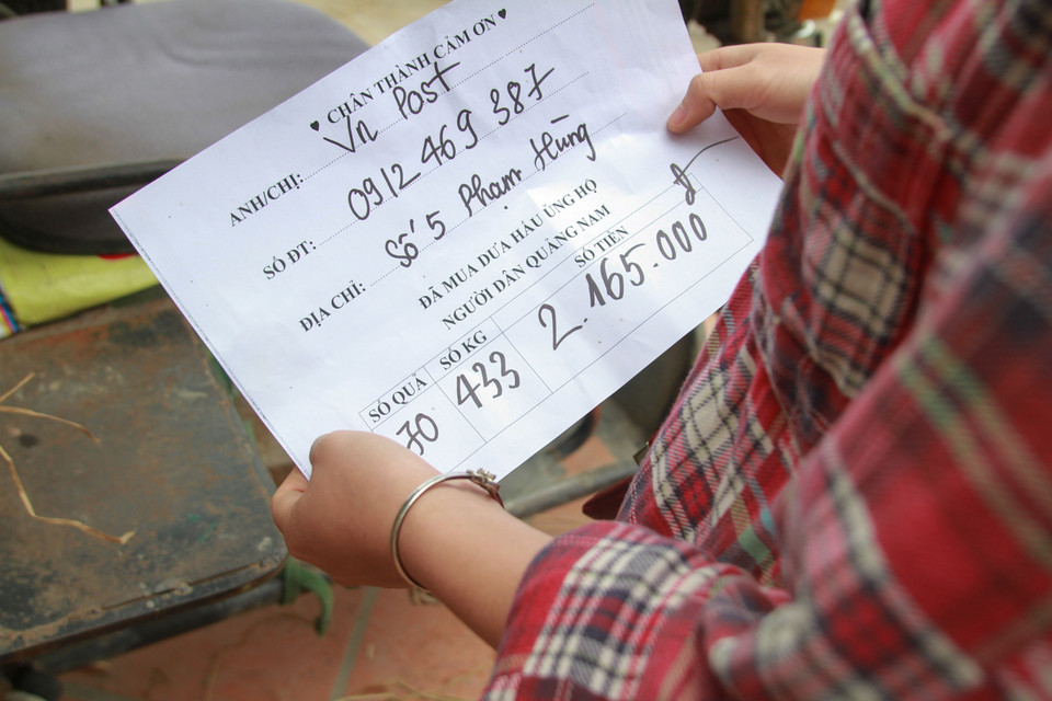 Những đơn vị thu mua dưa sẽ được dán một tờ giấy cảm ơn tại chuyến xe con được chuyển đến. (Ảnh: PV/Vietnam+)