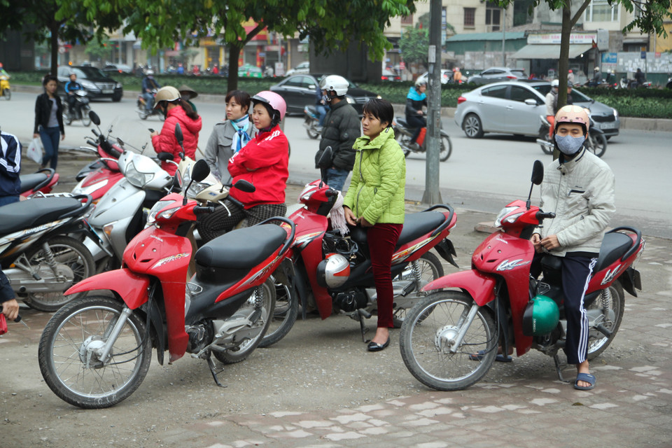 Dù dưa đã được bán hết từ đêm nhưng nhiều người dân vẫn xếp hàng hòng mua được. Chị Hà, một người dân Thủ đô tiếc rẻ khi chị đã 4 lần xếp hàng mua nhưng dưa đều đã được bán hết. (Ảnh: PV/Vietnam+)