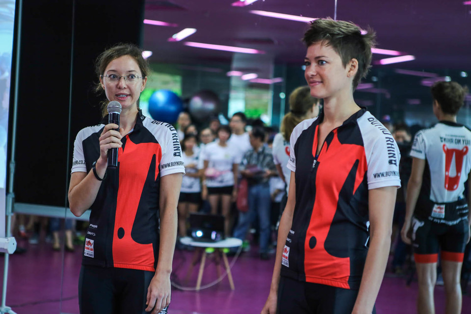 Đặc biệt có sự tham gia của hai chị em người Nam Phi ,Victoria và Vanessa Wiesenmaie - những người đang thực hiện hành trình đạp xe tới Trung Quốc và các nước Đông Nam Á nhằm nâng cao nhận thức về nạn giết hại động vật hoang dã. (Ảnh: Minh Sơn/Vietnam+)