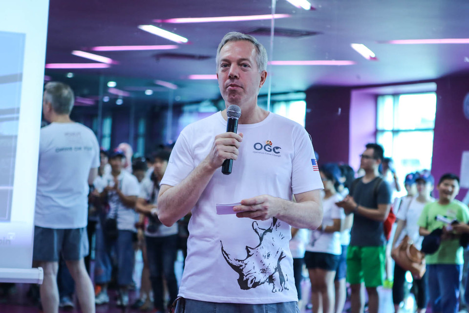 Tham gia chương trình đạp xe kêu gọi bảo vệ tê giác có Đại sứ Hoa Kỳ tại Việt Nam Ted Osius cùng những người đam mê đạp xe tại Hà Nội. (Ảnh: Minh Sơn/Vietnam+)