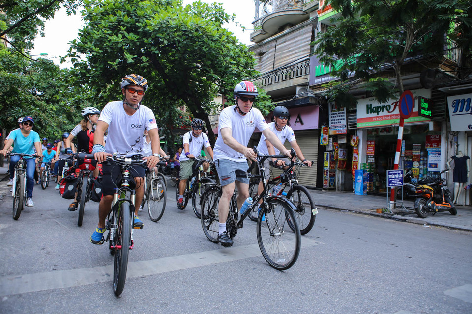 Chương trình mang thông điệp ‘không để hàng triệu USD rơi vào tay bọn buôn lậu, khủng bố’; ‘không chấp nhận biếu tặng, sử dụng sừng tê giác.’ (Ảnh: Minh Sơn/Vietnam+)
