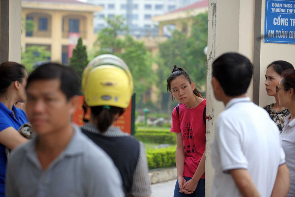 Lo lắng khi gần đến giờ thi vẫn không thấy người thân mang giấy tờ đến. (Ảnh: Minh Sơn/Vietnam+)