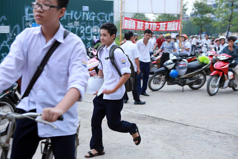 Theo đúng lịch 7 giờ sáng các em đã phải có mặt để báo danh nhưng 7 giờ 45, nhiều thí sinh vẫn đến muộn. (Ảnh: Minh Sơn/Vietnam+)
