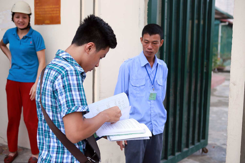 Do điểm thi sẽ nhân hệ số hai nên đây vẫn là điểm quan trọng nhất quyết định sự đỗ, trượt của thí sinh trong cuộc chạy đua vào lớp 10. Vì thế, kỳ thi này khá căng thẳng đối với các em và với cả phụ huynh. (Ảnh: Minh Sơn/Vietnam+)