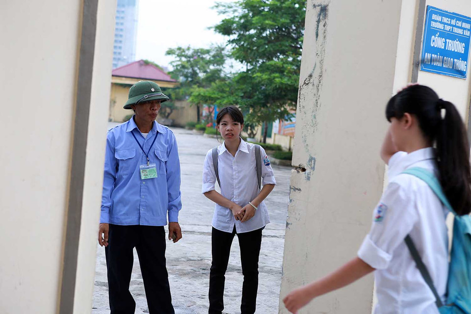 Các em sẽ thi hai môn Ngữ văn (buổi sáng) và môn Toán (buổi chiều). Thời gian làm bài mỗi môn là 120 phút, theo hình thức thi tự luận. (Ảnh: Minh Sơn/Vietnam+)