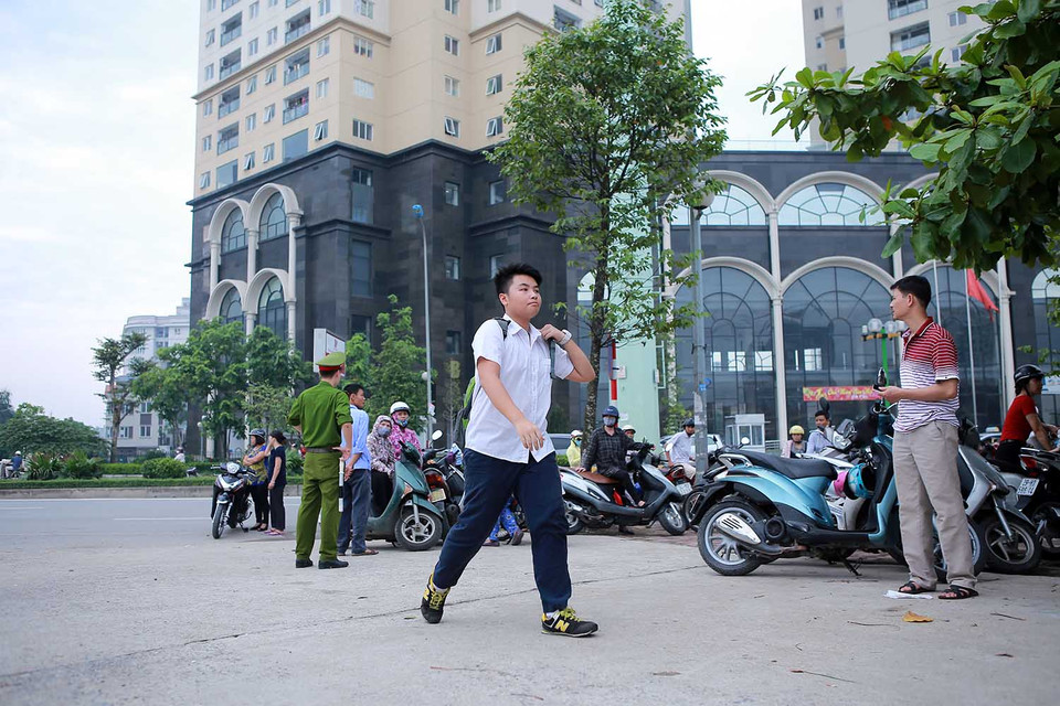 Một số thí sinh đã để quên giấy báo dự thi và phải nhờ người nhà mang đến. (Ảnh: Minh Sơn/Vietnam+)