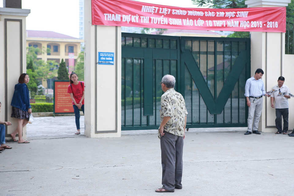 Người thân hóng đợi trước cổng trường thi. (Ảnh: Minh Sơn/Vietnam+)