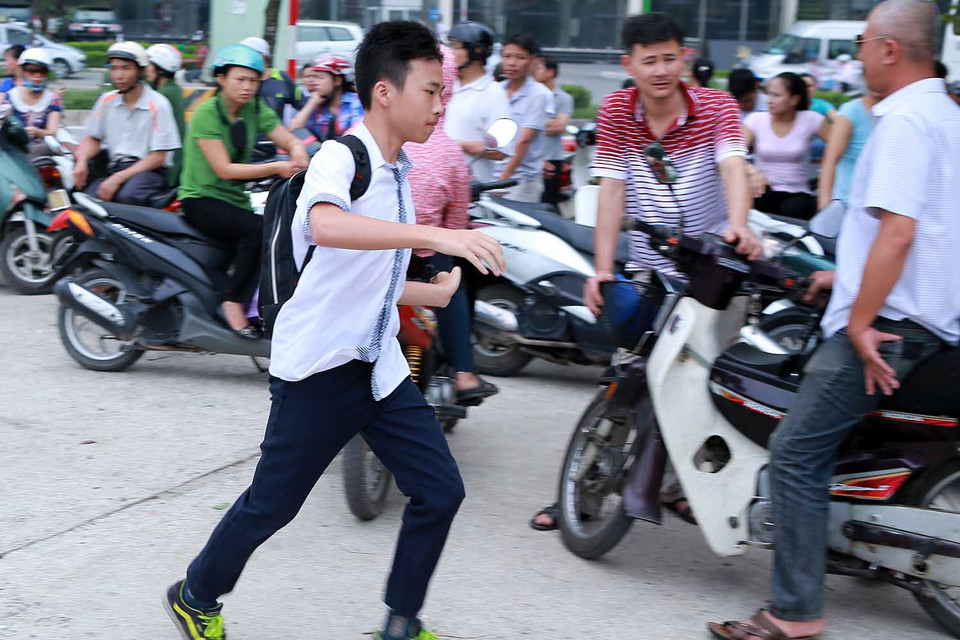 Tại điểm thi trường THPT Trung Văn, nhiều em đã phải chạy nước rút để kịp giờ báo danh. (Ảnh: Minh Sơn/Vietnam+)