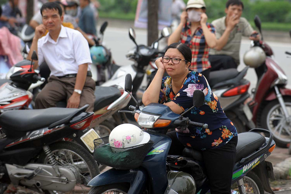 Một phụ huynh chia sẻ: ‘Nhà mình tận Hoàng Mai nên phải đưa con đi từ 6 giờ sáng, rất lo vì năm nay tỉ lệ chọi khá cao, không biết nó có đỗ không nữa?’. (Ảnh: Minh Sơn/Vietnam+)