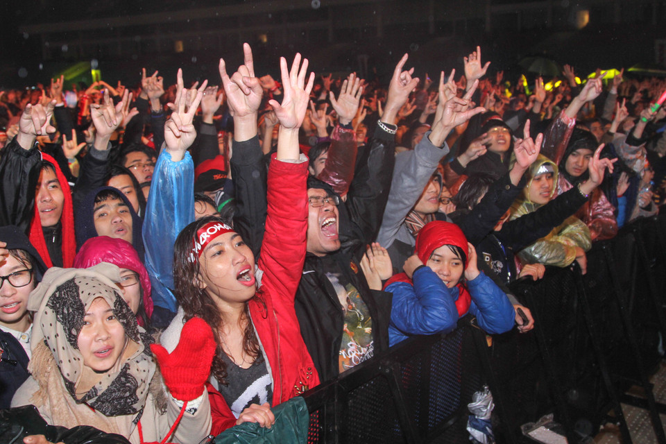 Mỹ Đình trở thành 'chảo lửa' thực sự đối với các fan của Rockstorm. (Ảnh: Minh Sơn-Thành Nguyễn/Vietnam+)