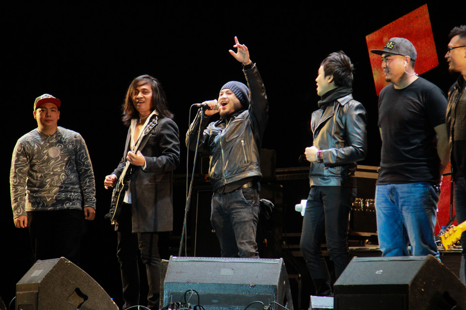 Đúng như Trần Lập đã hứa, những 'Tâm hồn của đá', 'Men say', 'Rock xuyên màn đêm' đã 'mang lửa sưởi ấm cho Thủ đô'. (Ảnh: Minh Sơn-Thành Nguyễn/Vietnam+)