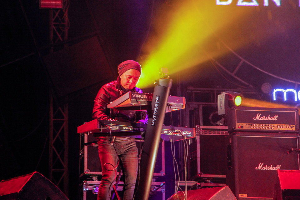 Nhạc sĩ Quốc Trung xuất hiện đầy bất ngờ với vai trò chơi keyboard trong ban nhạc Bản Nguyên. (Ảnh: Minh Sơn-Thành Nguyễn/Vietnam+)