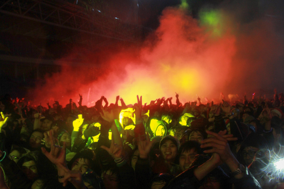 Thậm chí, đã có pháo sáng được đốt lên. (Ảnh: Minh Sơn-Thành Nguyễn/Vietnam+)