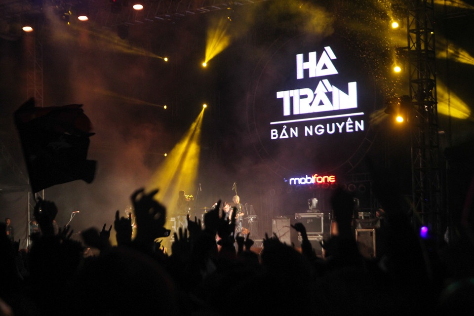 Ban nhạc Bản Nguyên kết hợp với Hà Trần trong những giai điệu sôi động. (Ảnh: Minh Sơn-Thành Nguyễn/Vietnam+)