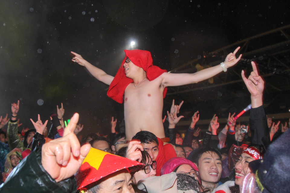 Các khán giả không kiềm chế nổi sự phấn khích đã cõng nhau, cởi áo cùng hòa chung sự cuồng nhiệt với hàng ngàn người khác. (Ảnh: Minh Sơn-Thành Nguyễn/Vietnam+)