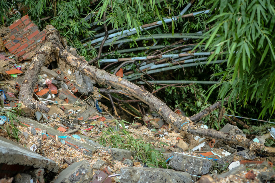Toàn bộ tài sản của gia đình anh Vỹ đã bị chôn vùi dưới hàng ngàn tấn đất đá. (Ảnh: Minh Sơn/Vietnam+)
