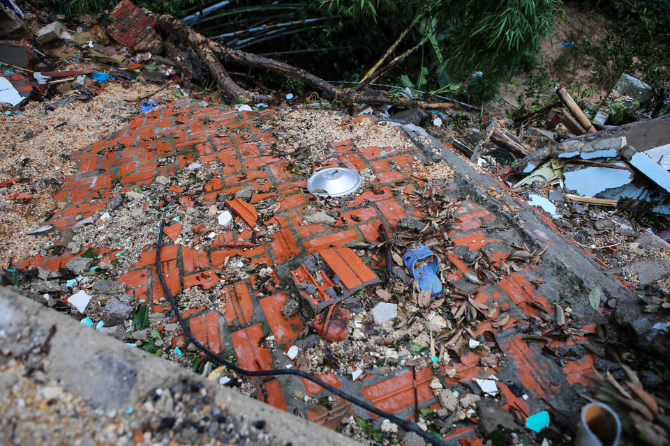 Hàng ngàn khối đất đá đổ ập xuống khiến căn nhà cấp 4 không chịu được sức nặng đã đổ sập hoàn toàn. (Ảnh: Minh Sơn/Vietnam+)