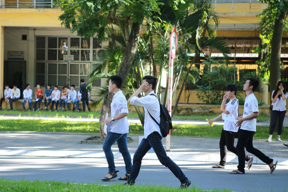 8 giờ sáng, công tác làm thủ tục nhận phòng thi đã bắt đầu nhưng vẫn còn rất nhiều thí sinh đến muộn. (Ảnh: Minh Sơn/Vietnam+)