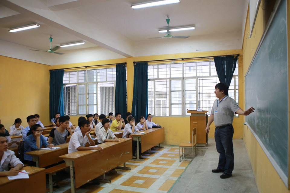 Thí sinh được nghe các cán bộ của hội đồng thi phổ biến quy chế thi. Thí sinh mang theo phiếu báo thi để nộp lại cho cán bộ phòng thi và nhận thẻ dự thi. (Ảnh: Minh Sơn/Vietnam+)