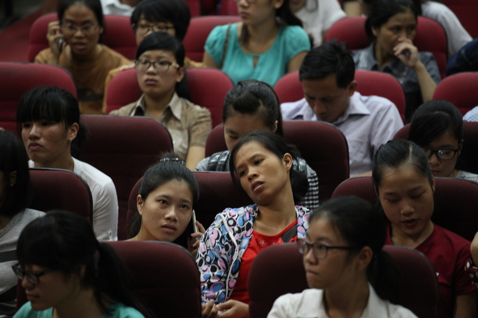 Không chỉ thí sinh mà các phụ huynh cũng lộ rõ vẻ mệt mỏi khi chờ đợi làm thủ tục. (Ảnh: PV/Vietnam+)