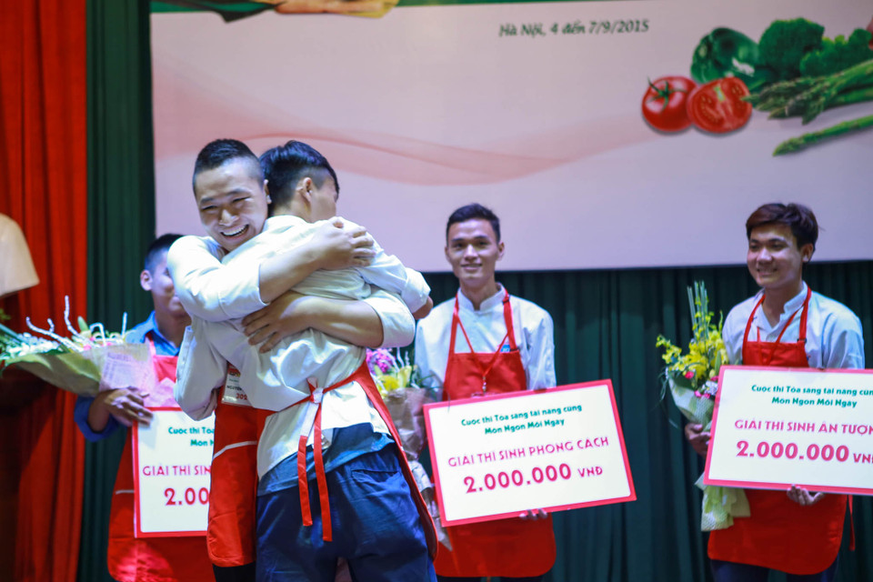 Giây phút vỡ òa của Nguyễn Huy Hiếu khi món ăn của bạn đã xuất sắc vượt qua Nguyễn Thành Nam. (Ảnh: Minh Sơn/Vietnam+)