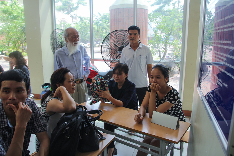 “Chúng tôi vẫn đang tiếp tục in hồ sơ. Số lượng hồ sơ bán ra không hạn chế. Vì thế, các phụ huynh không phải lo lắng, chen chúc,” ông Văn Như Cương, Chủ tịch hội đồng quản trị trường cho hay. (Ảnh: Minh Sơn/Vietnam+)