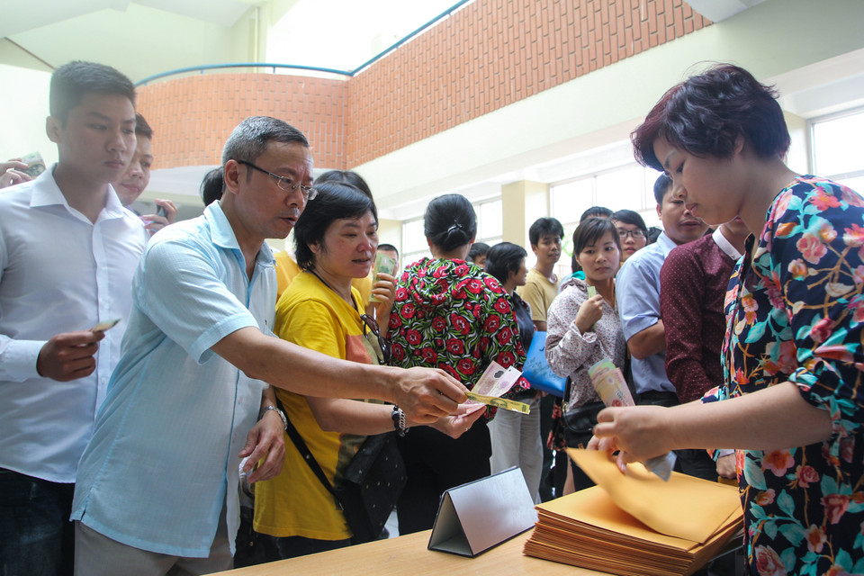 Theo phó giáo sư Văn Như Cương, việc xét tuyển vào trường dựa trên nhiều tiêu chí. Trước hết là căn cứ trên điểm và nhận xét trong học bạ của học sinh các năm tiểu học và các thành tích như bằng khen, giấy khen, kết quả các cuộc thi do ngành giáo dục tổ chức như thi giải toán qua mạng, tiếng Anh qua mạng… (Ảnh: Minh Sơn/Vietnam+)