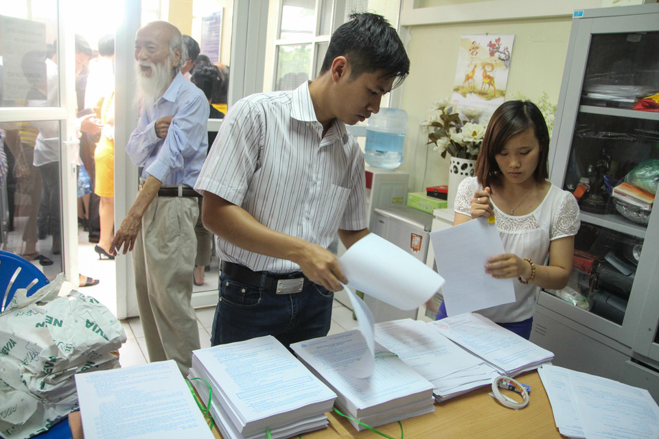 Hôm nay (5/5), trường Phổ thông trung học Lương Thế Vinh bắt đầu mở bán hồ sơ dự tuyển vào lớp 6 và lớp 10 năm học 2015-2016. Chỉ trong một buổi sáng, nhà trường đã bán... hết veo 1.600 bộ hồ sơ. (Ảnh: Minh Sơn/Vietnam+)