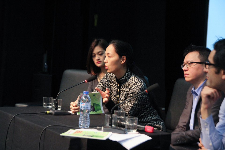 Đạo diễn Vũ Hoàng Điệp trả lời những thắc mắc của khán giả về bộ phim đầu tay của mình. (Ảnh: Minh Sơn-Hoàng Long/Vietnam+)