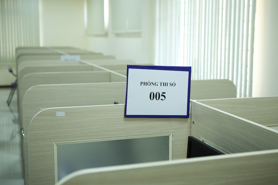 Để phục vụ cho đợt một, Đại học Quốc gia Hà Nội đã chuẩn bị 196 phòng thi Đánh giá năng lực và 436 phòng thi môn Ngoại ngữ. Cả hai bài thi này đều thực hiện trên máy tính và số máy tính sử dụng cho kỳ thi là gần 7.500 máy. (Ảnh: Minh Sơn/Vietnam+)