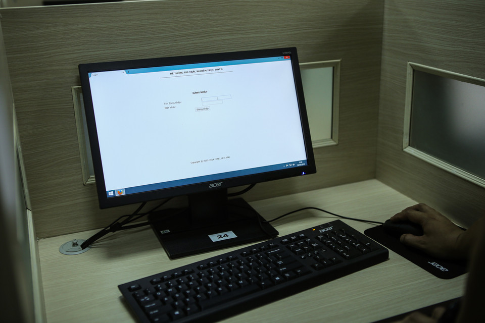 Các em sẽ phải dự thi bài thi đánh giá năng lực trên máy tính theo hình thức thi online. Riêng thí sinh dự tuyển vào Đại học Ngoại ngữ phải thi thêm bài thi môn Ngoại ngữ. Với hình thức thi này, thí sinh sẽ biết điểm ngay sau khi làm bài, trước khi rời phòng thi. (Ảnh: Minh Sơn/Vietnam+)