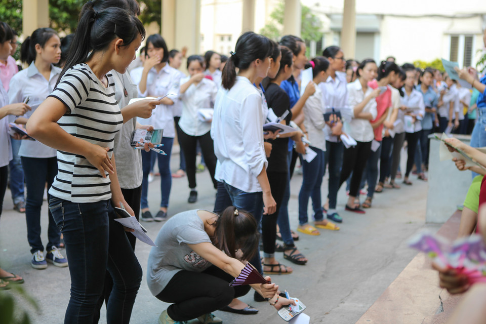 Nhiều thí sinh đã tỏ ra mệt mỏi khi tham dự kỳ thi trong thời tiết nắng nóng. (Ảnh: Minh Sơn/Vietnam+)